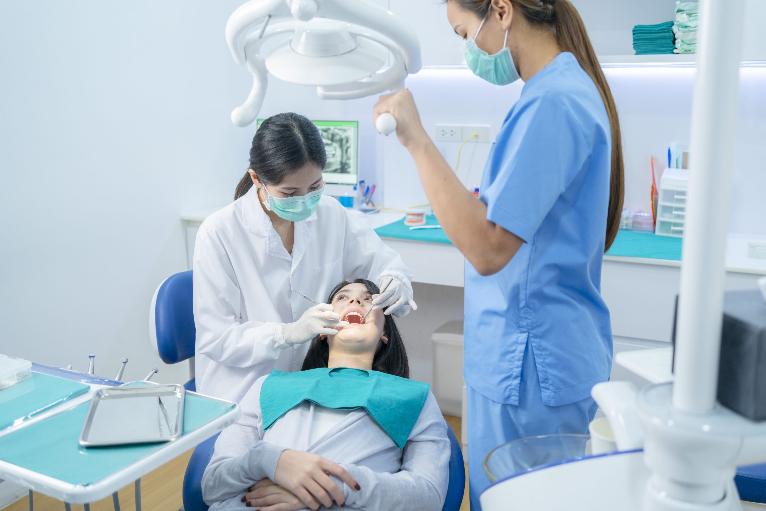 Asian Dentist Adjust Dental Surgical Light Then St 2023 11 27 05 12 24 Utc